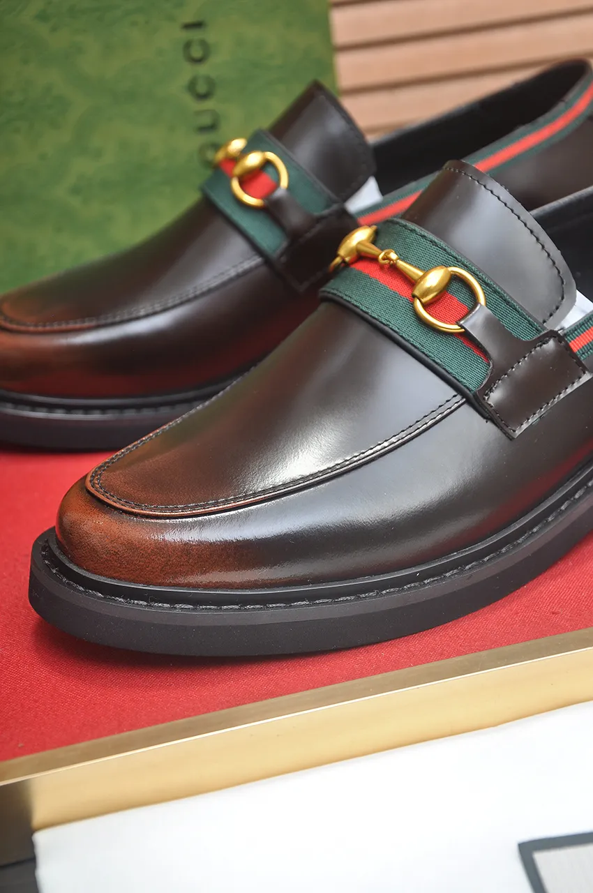 Men's shoes💰540💶Italy's top luxury men's shoe giant (GUCCI) (Gucci) (full cowhide lining) new arrival🍃Original European style🔰 Pleasant to the eye😍In order to make the shoes more durable and non-deformable🌀The production continues to follow traditional methods but there is still no lack of innovation💪Choose original sheepskin for the leather♻️ Smooth and natural And extra bright ⭐Made of imported cowhide, the first choice of rich people 38-45 (45 customized)